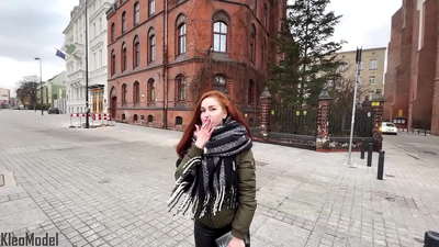 የህዝብ ማንሳት፡ ቆንጅዬ ልጅ ለአይፎን ተበዳች እና እምሷ ውስጥ ተወጠረች። CleoModel